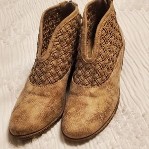 Light Brown / tan  short little booties size 6